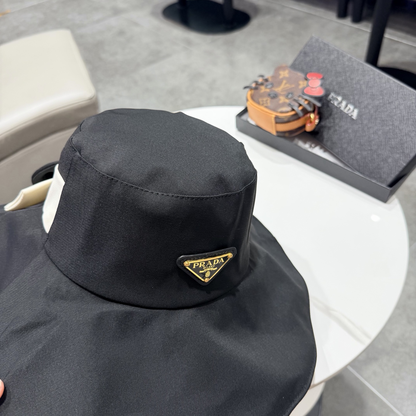 Prada普拉达蝴蝶结大帽檐渔夫帽女遮阳盆帽韩版百搭遮脸防晒帽