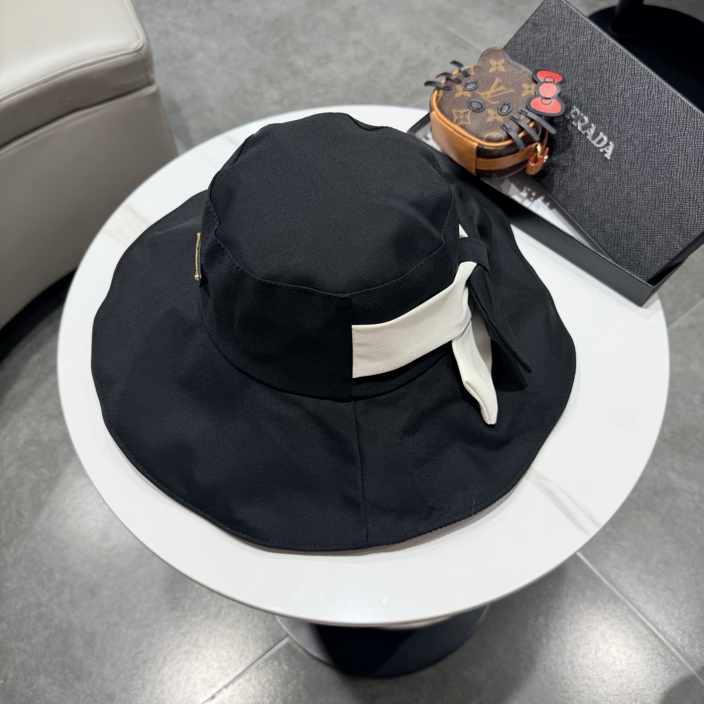 Prada普拉达蝴蝶结大帽檐渔夫帽女遮阳盆帽韩版百搭遮脸防晒帽