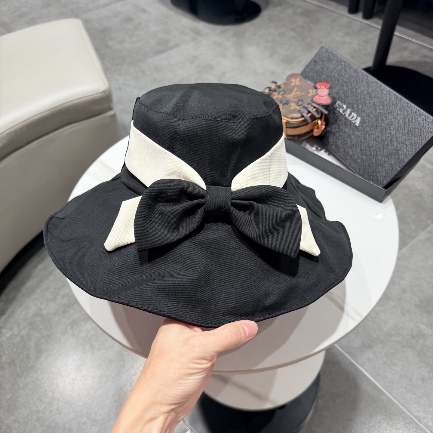 Prada普拉达蝴蝶结大帽檐渔夫帽女遮阳盆帽韩版百搭遮脸防晒帽