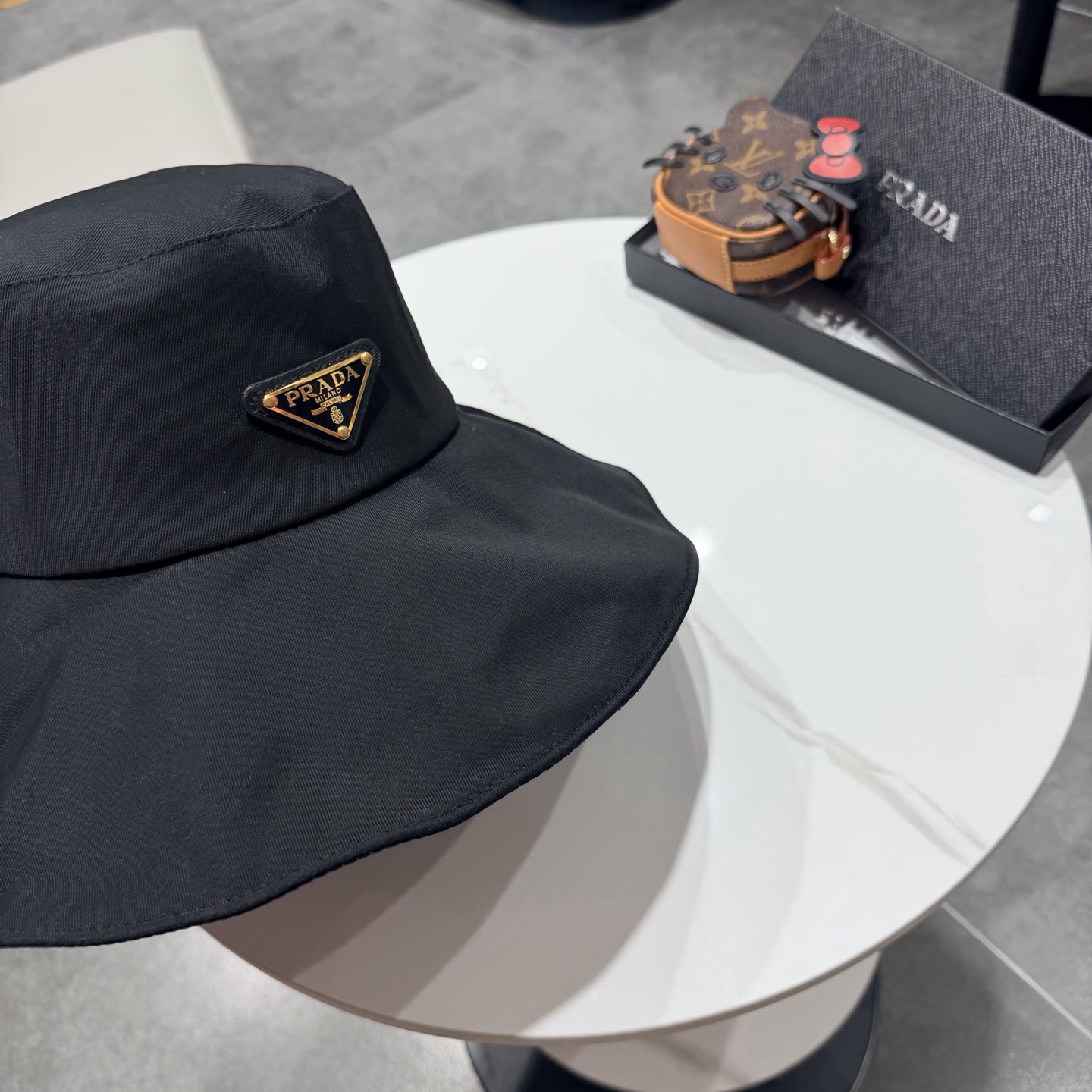 Prada普拉达蝴蝶结大帽檐渔夫帽女遮阳盆帽韩版百搭遮脸防晒帽