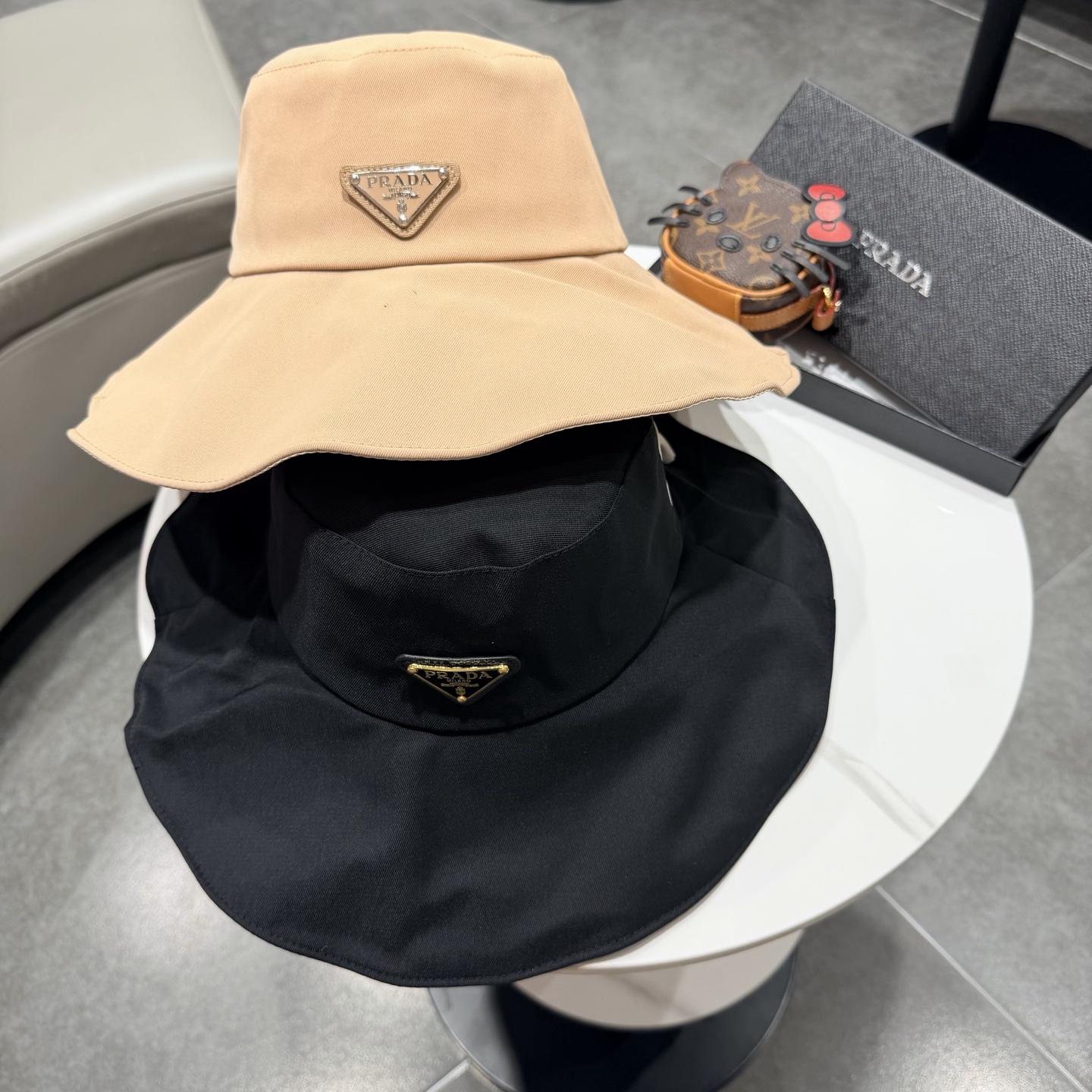 Prada普拉达蝴蝶结大帽檐渔夫帽女遮阳盆帽韩版百搭遮脸防晒帽