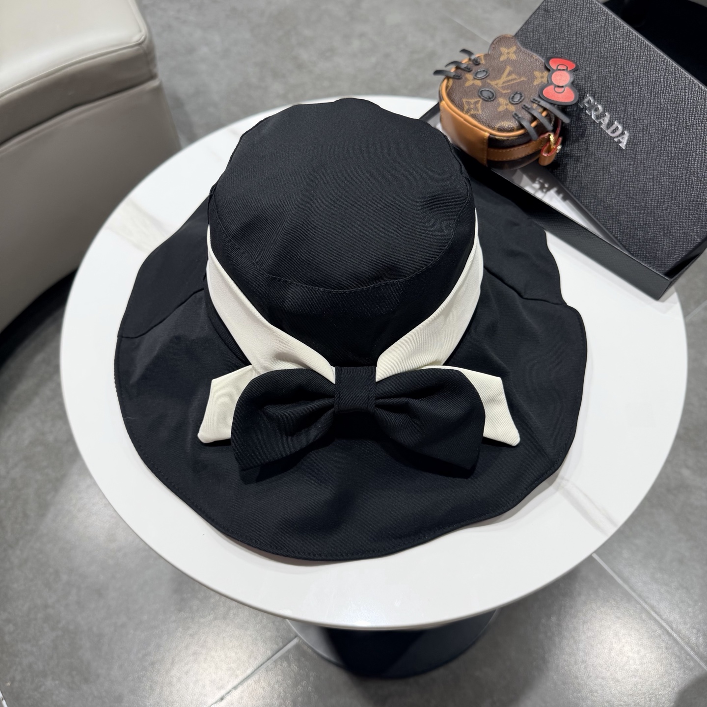 Prada普拉达蝴蝶结大帽檐渔夫帽女遮阳盆帽韩版百搭遮脸防晒帽