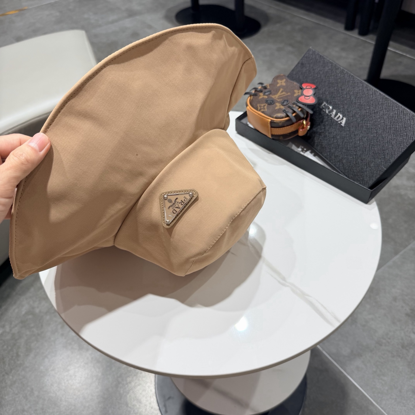 Prada普拉达蝴蝶结大帽檐渔夫帽女遮阳盆帽韩版百搭遮脸防晒帽