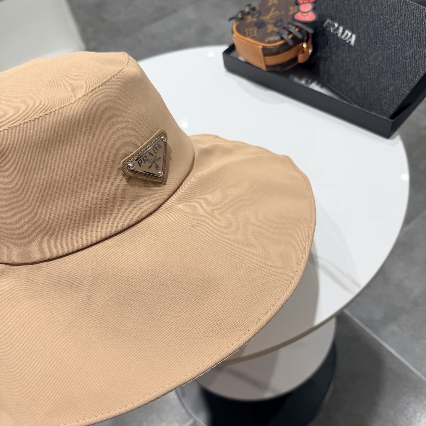 Prada普拉达蝴蝶结大帽檐渔夫帽女遮阳盆帽韩版百搭遮脸防晒帽