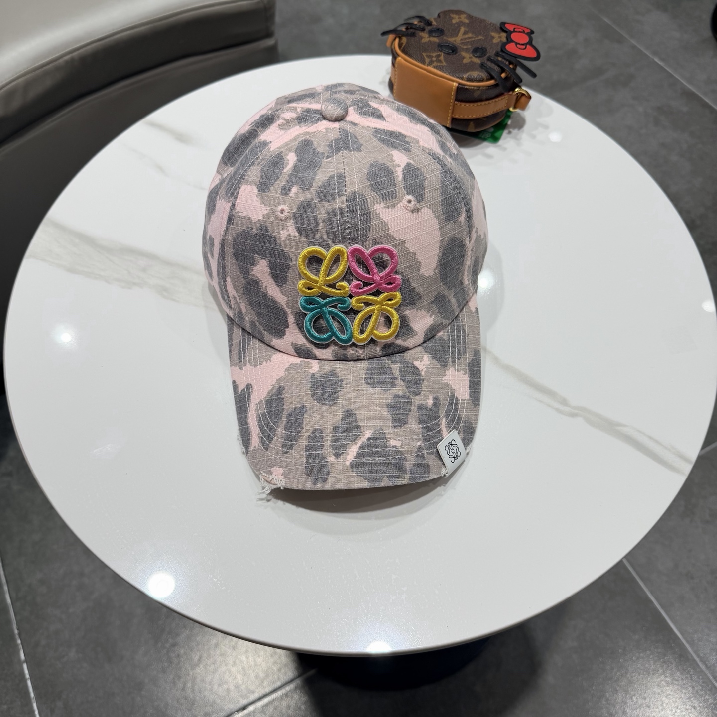 LOEWE【罗意威】新款刺绣棒球帽，专柜同步出货，大牌款超好搭配，赶紧入手