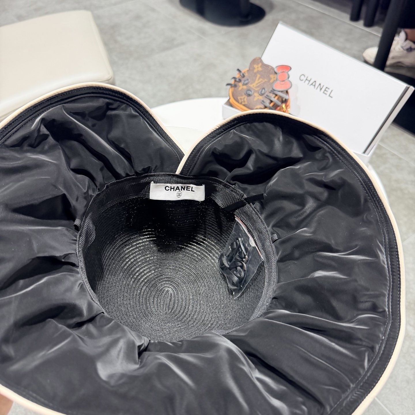 chanel香奈儿2026新款夏季防晒大檐草编渔夫帽女防紫外线遮阳帽沙滩度假防晒帽。