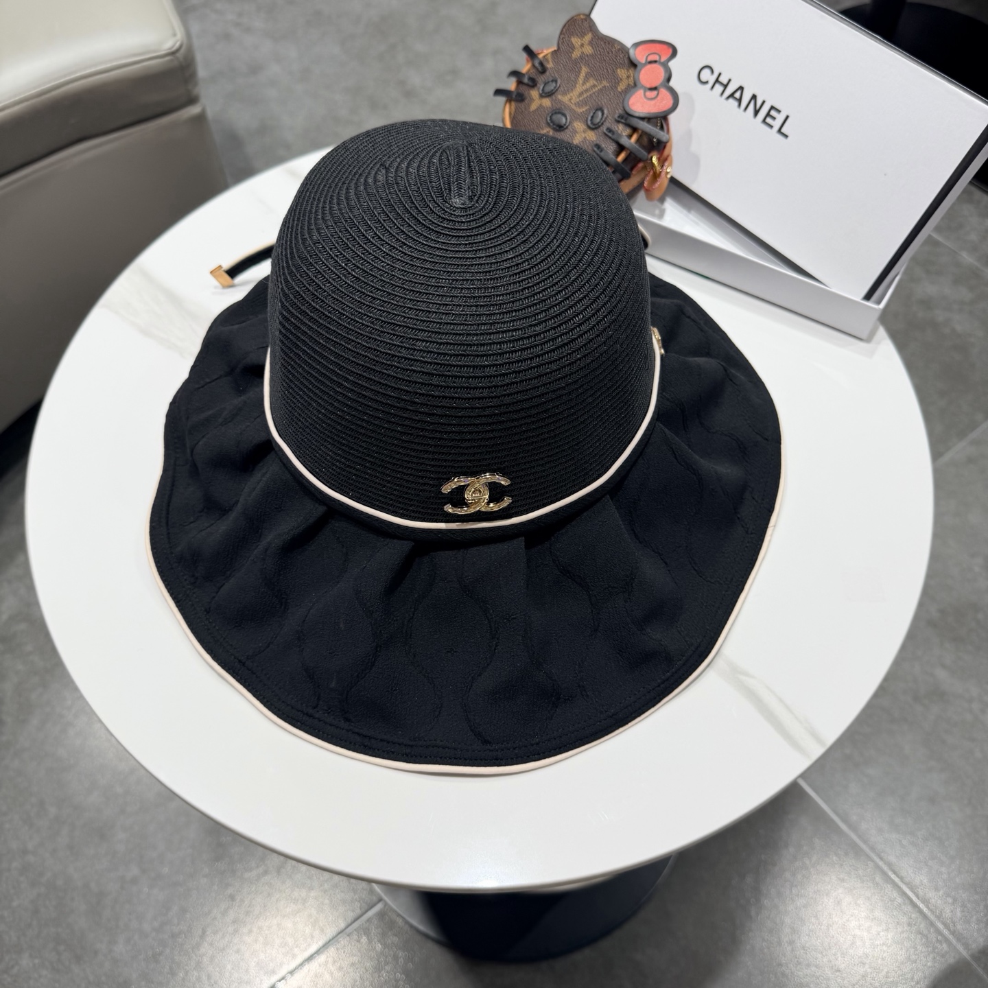 chanel香奈儿2026新款夏季防晒大檐草编渔夫帽女防紫外线遮阳帽沙滩度假防晒帽。