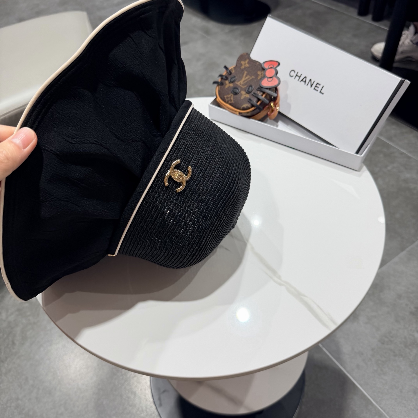 chanel香奈儿2026新款夏季防晒大檐草编渔夫帽女防紫外线遮阳帽沙滩度假防晒帽。