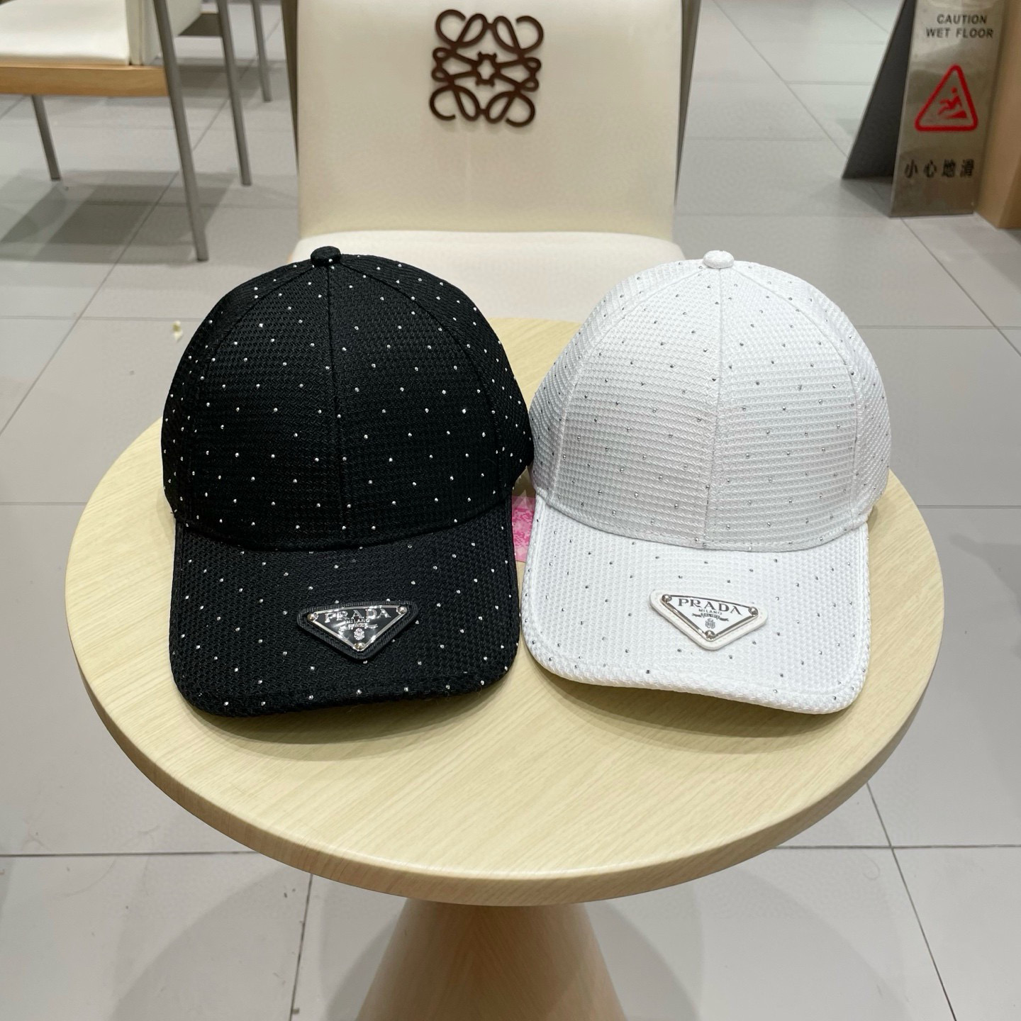 普拉达 PRADA 新品经典棒球帽 代购版本！时尚潮流，高端做工！非一般的品质，细节看实拍哦