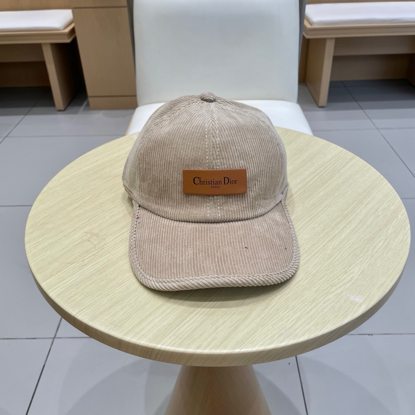 迪奥DIOR灯芯绒秋冬新款棒球帽秋季新品棒球帽！材质：灯芯绒。透气性好！颜色大气！款式新颖别致好搭配衣服