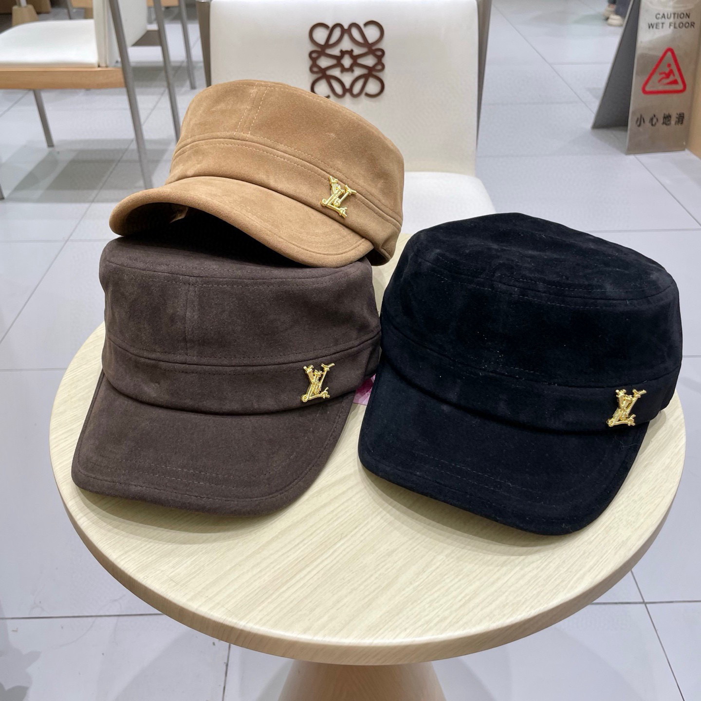 LV路易威登新款复古麂皮绒平顶帽女时尚百搭画家帽男休闲显脸小高品质马术帽