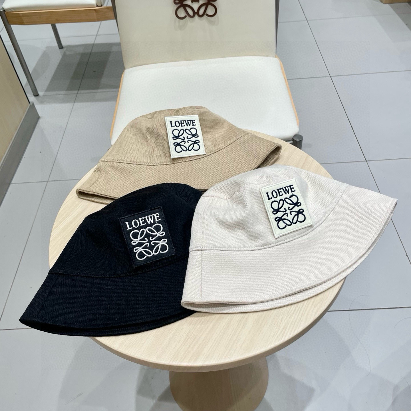 罗意威个性渔夫帽，一款很优秀的休闲渔夫帽质感复古潮味十足，很强的街拍风，帅！一年四季都可以佩戴！头头围-