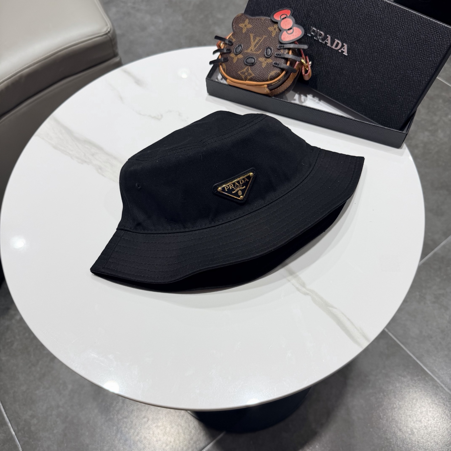 普拉达新款小清新渔夫帽，轻盈百搭～