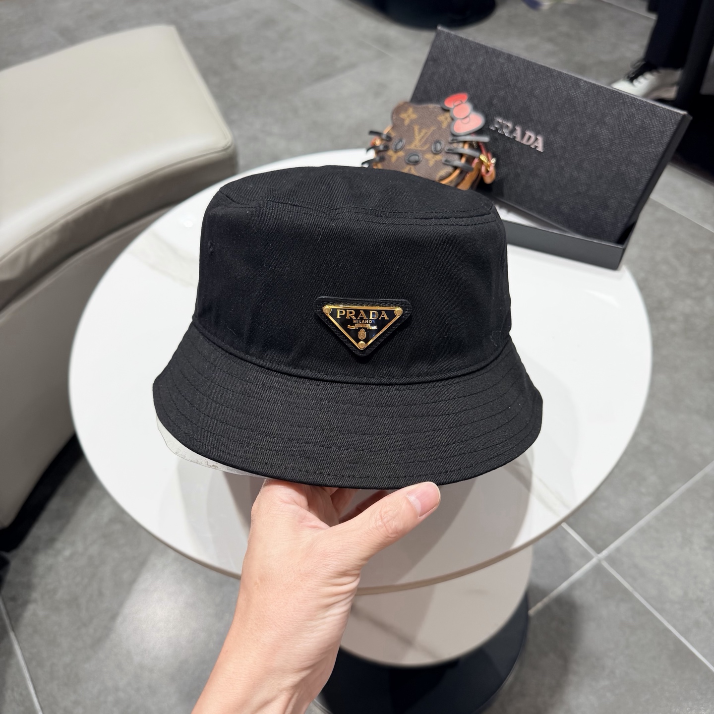 普拉达新款小清新渔夫帽，轻盈百搭～