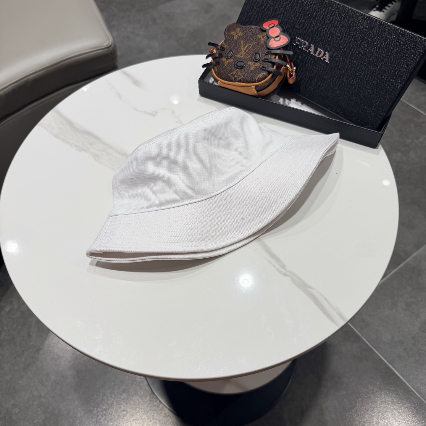 普拉达新款小清新渔夫帽，轻盈百搭～