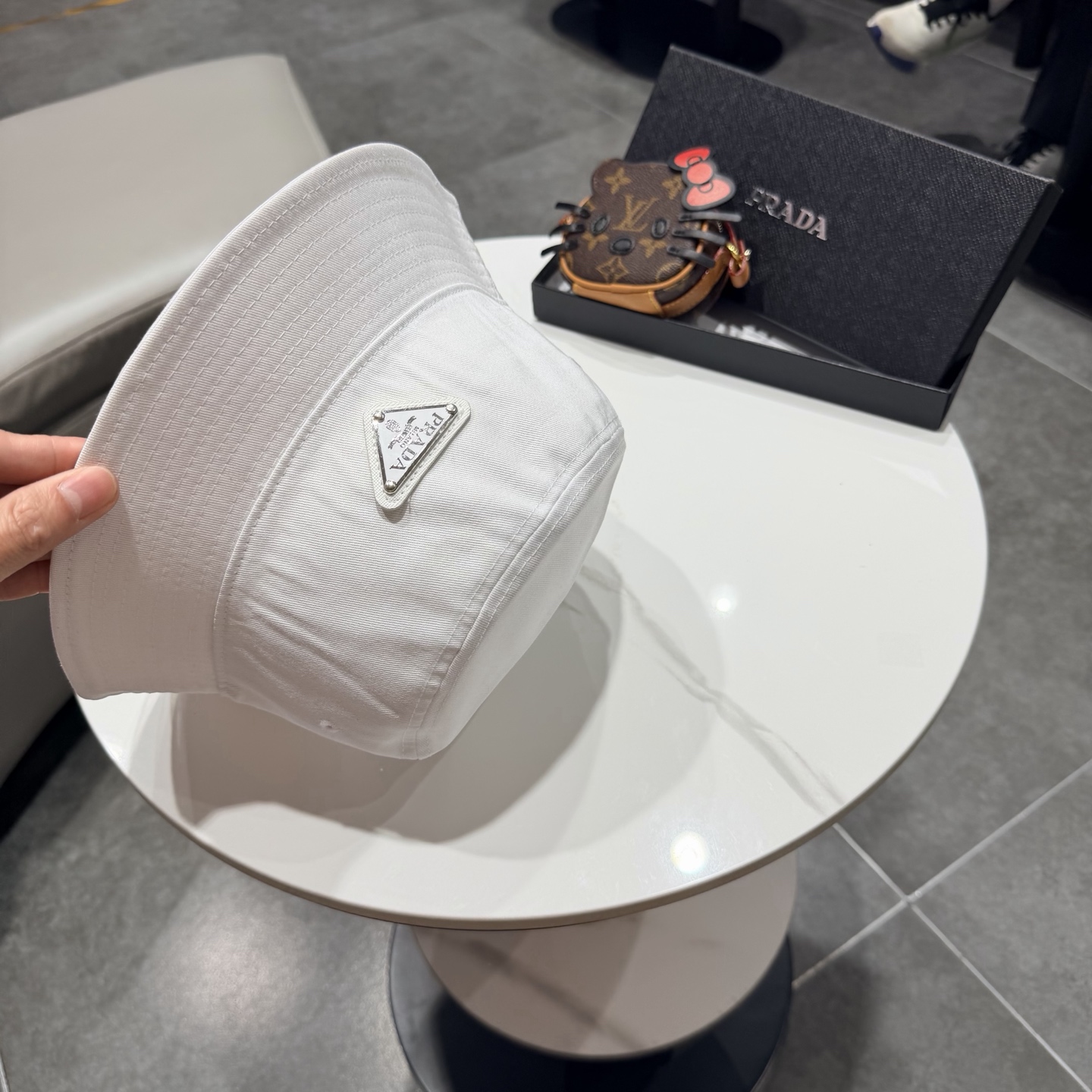 普拉达新款小清新渔夫帽，轻盈百搭～