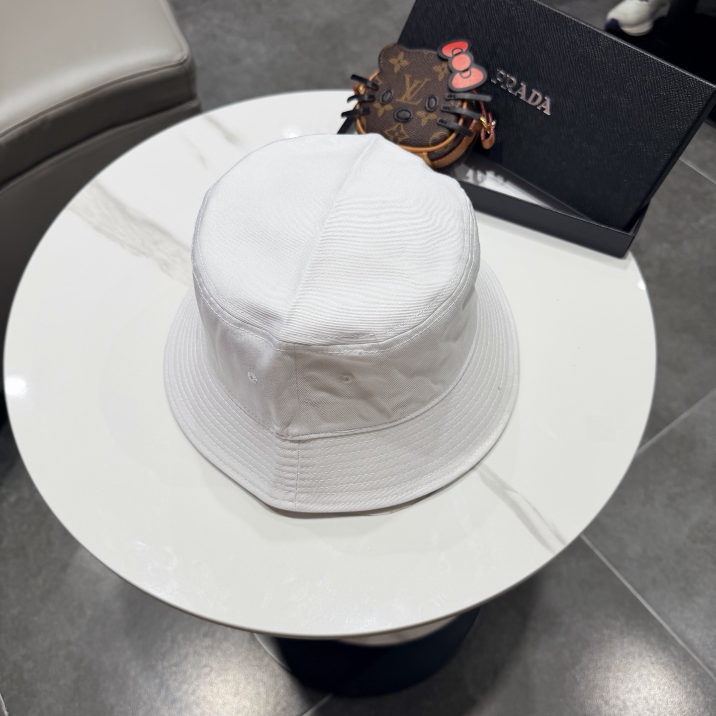 普拉达新款小清新渔夫帽，轻盈百搭～