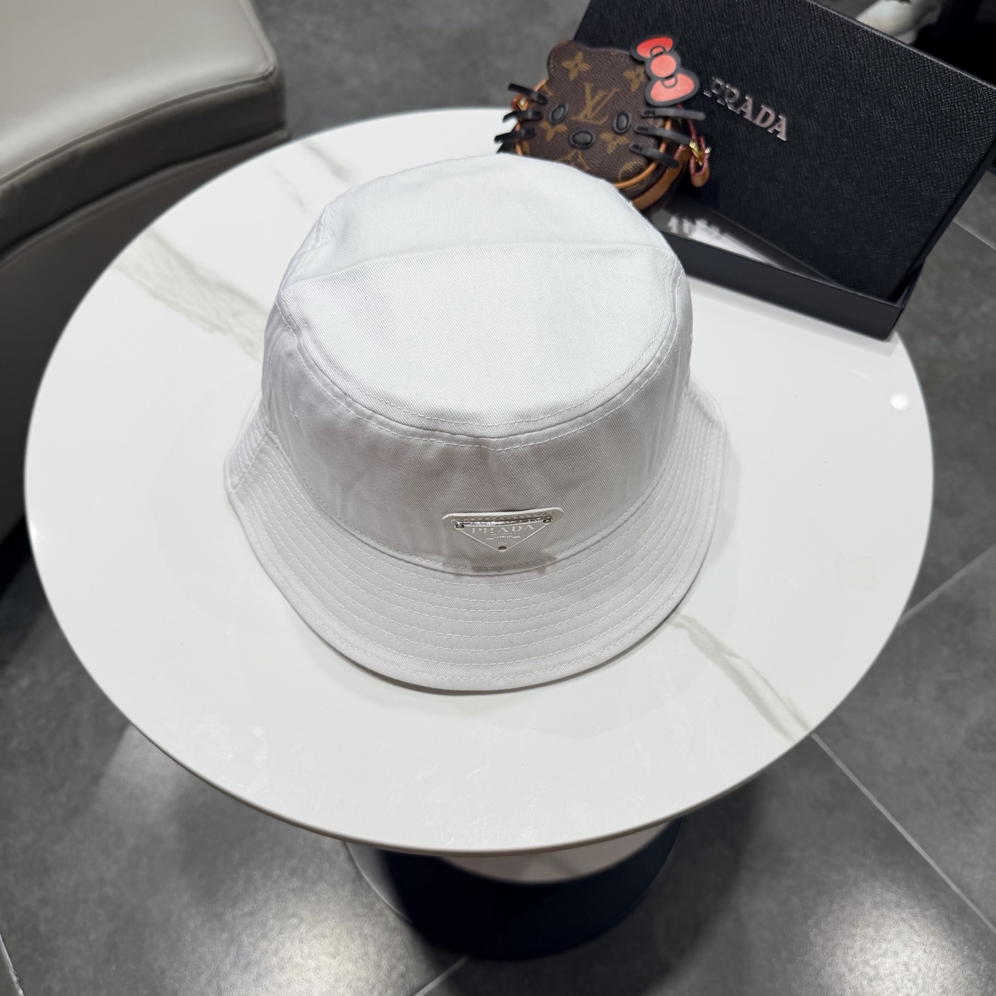 普拉达新款小清新渔夫帽，轻盈百搭～