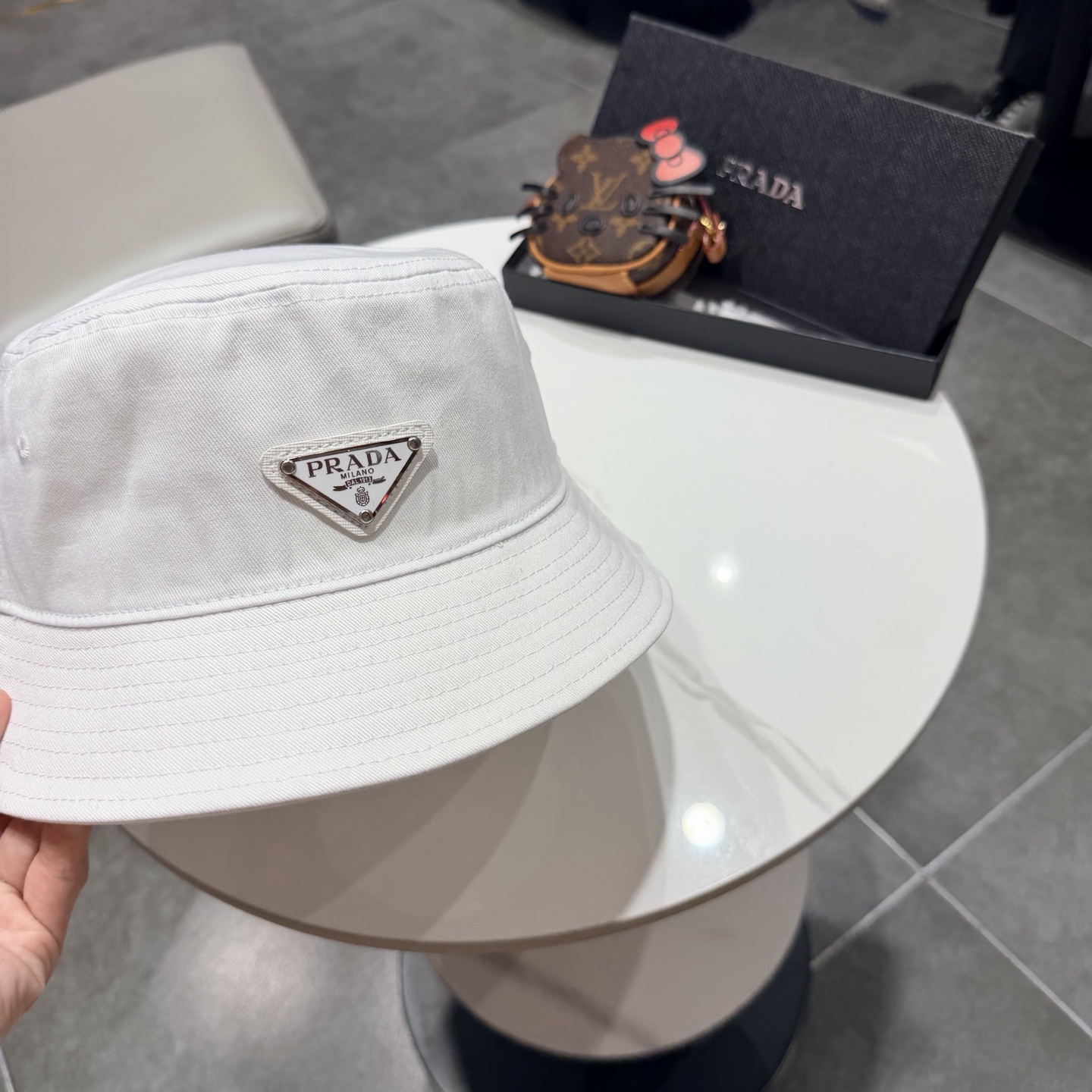 普拉达新款小清新渔夫帽，轻盈百搭～
