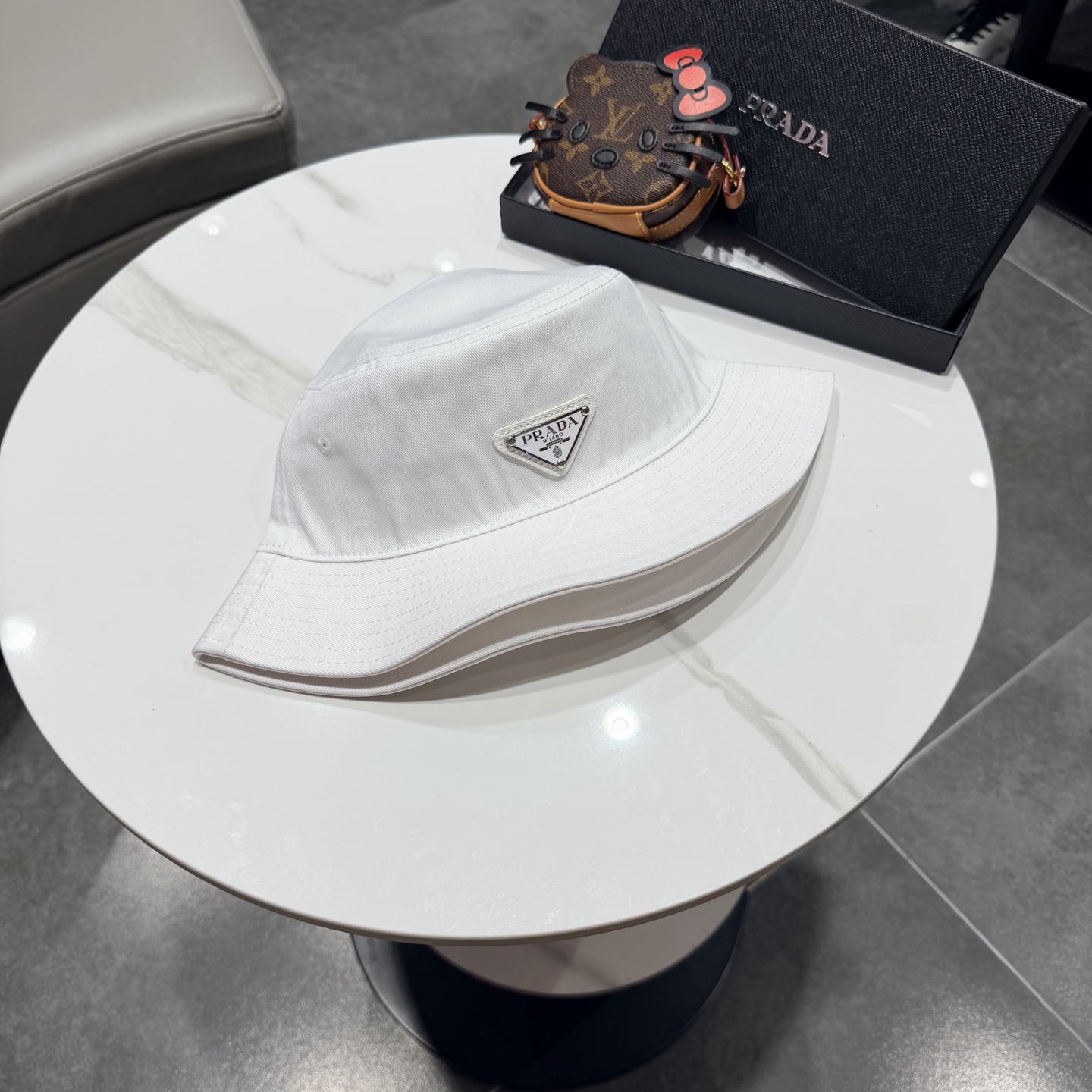 普拉达新款小清新渔夫帽，轻盈百搭～