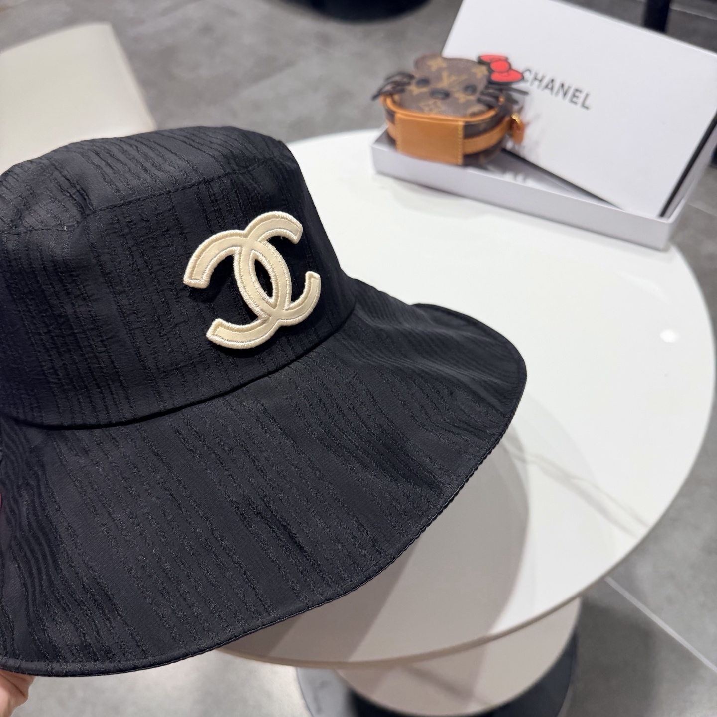 【Chanel香奈儿】2026春夏新款大沿蕾丝小香风重工款渔夫帽，独特设计～复古文艺的一款