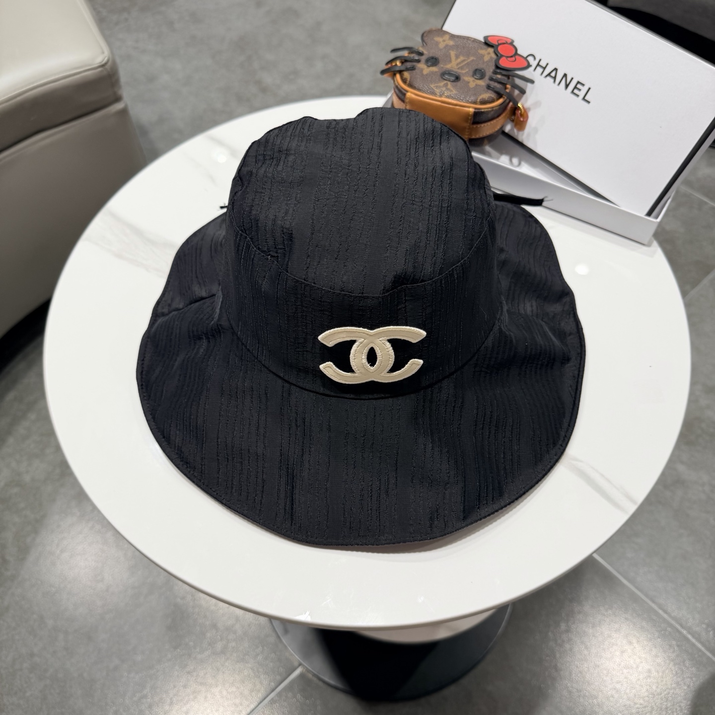 【Chanel香奈儿】2026春夏新款大沿蕾丝小香风重工款渔夫帽，独特设计～复古文艺的一款