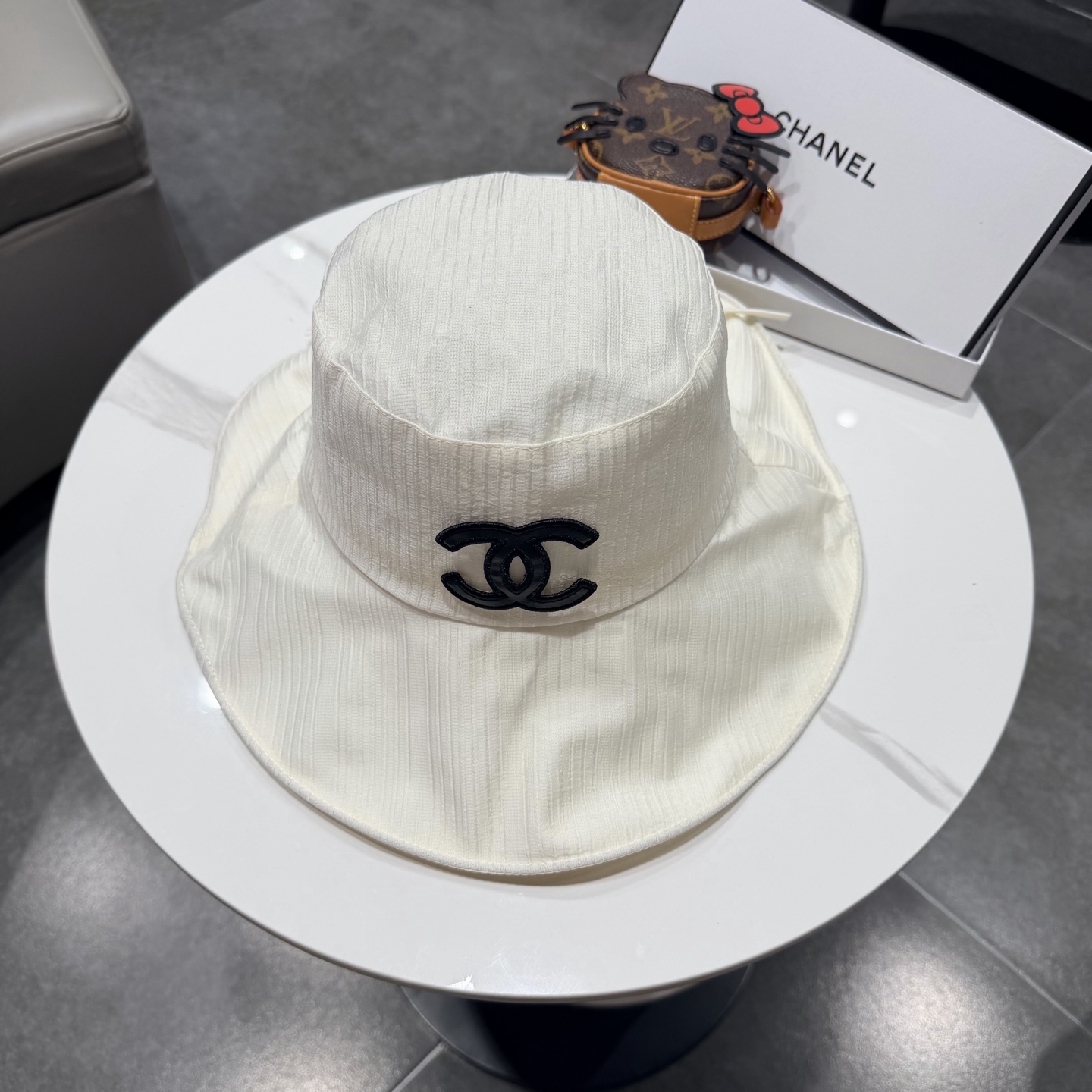 【Chanel香奈儿】2026春夏新款大沿蕾丝小香风重工款渔夫帽，独特设计～复古文艺的一款