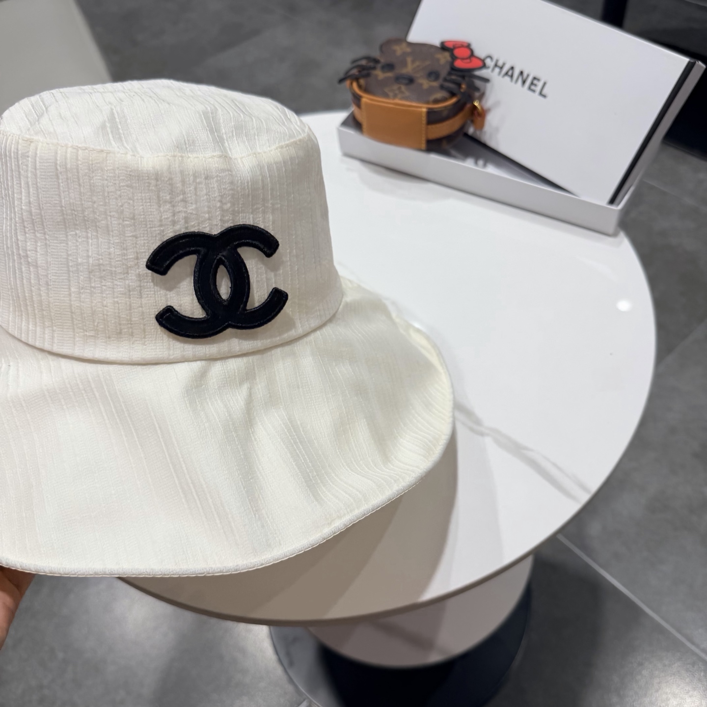 【Chanel香奈儿】2026春夏新款大沿蕾丝小香风重工款渔夫帽，独特设计～复古文艺的一款