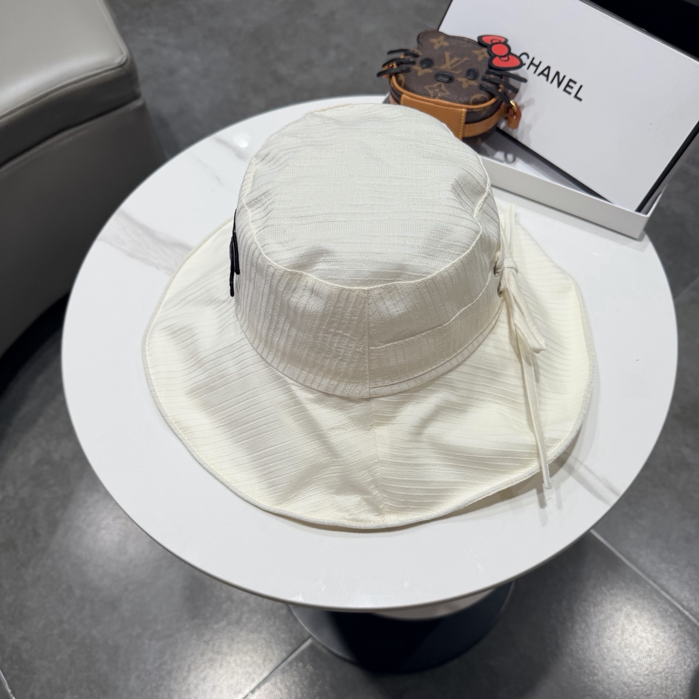 【Chanel香奈儿】2026春夏新款大沿蕾丝小香风重工款渔夫帽，独特设计～复古文艺的一款