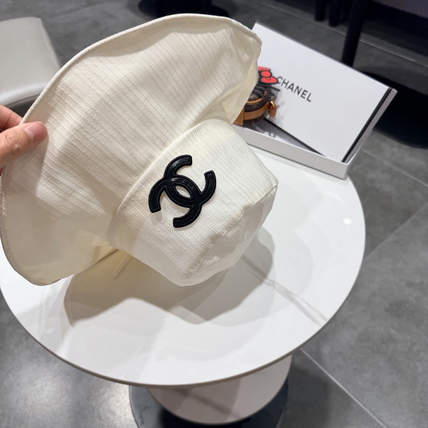 【Chanel香奈儿】2026春夏新款大沿蕾丝小香风重工款渔夫帽，独特设计～复古文艺的一款