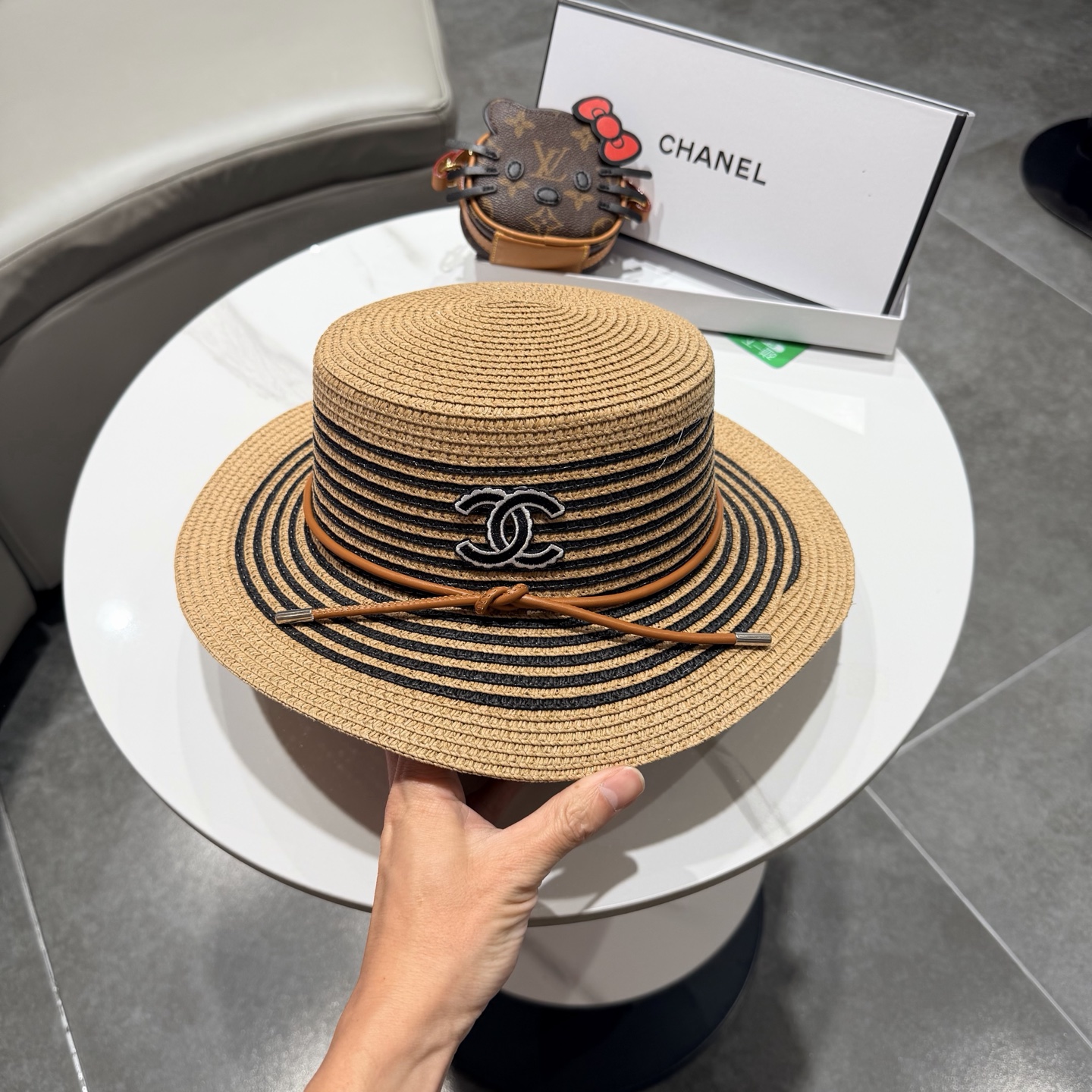 CHANEL香奈儿2026新款平顶草帽 夏天海边首选～新款材质编织而成～质感满分💯