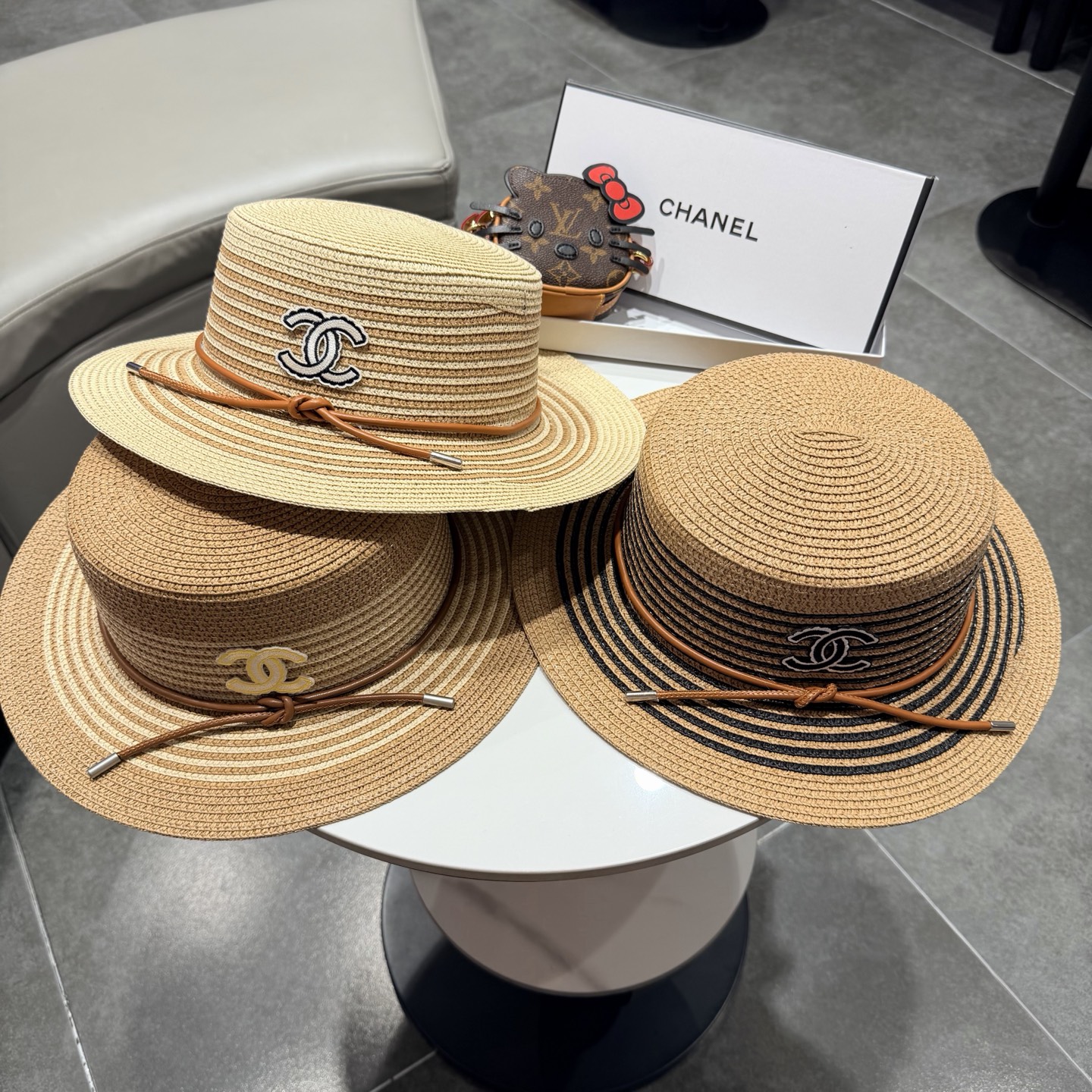 CHANEL香奈儿2026新款平顶草帽 夏天海边首选～新款材质编织而成～质感满分💯