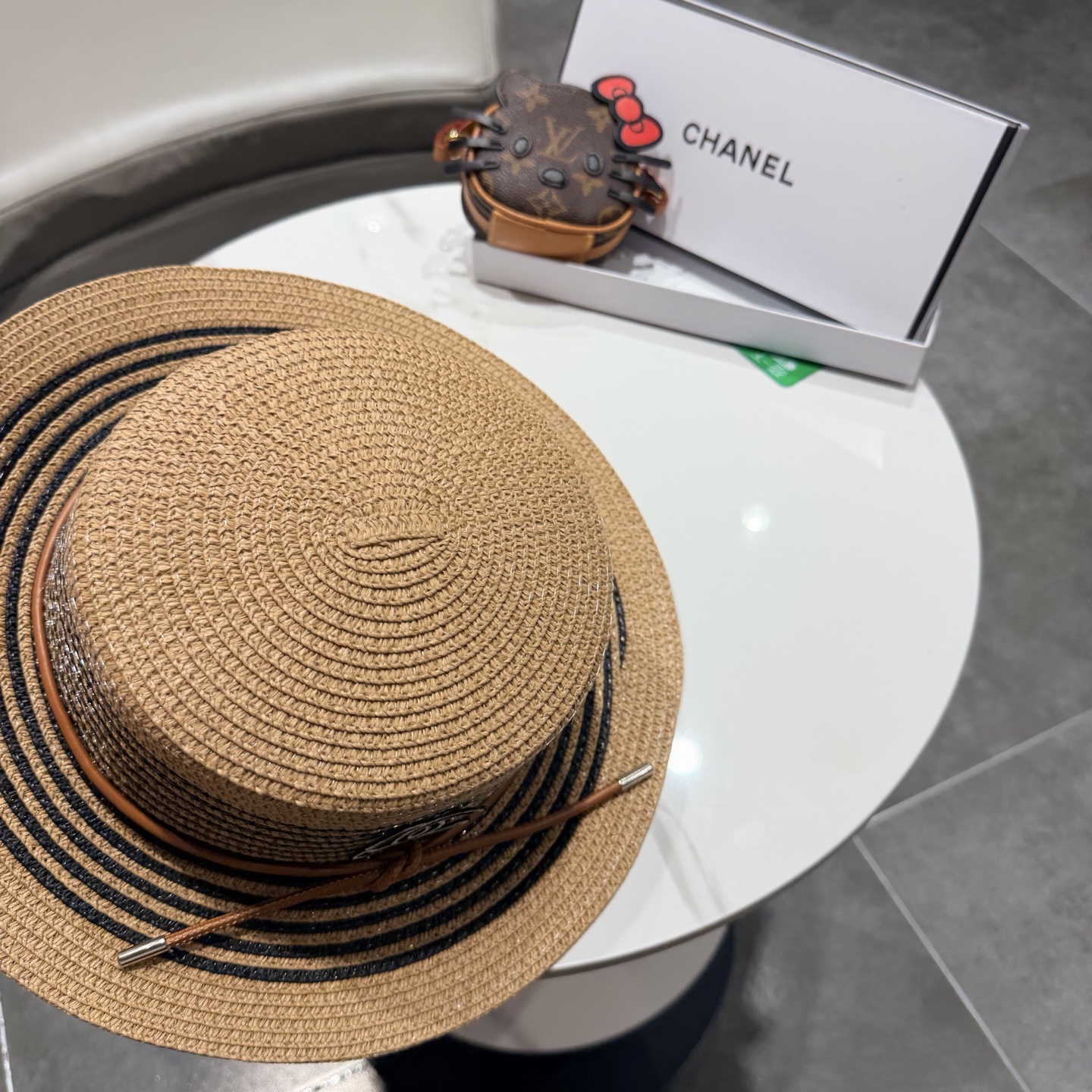CHANEL香奈儿2026新款平顶草帽 夏天海边首选～新款材质编织而成～质感满分💯