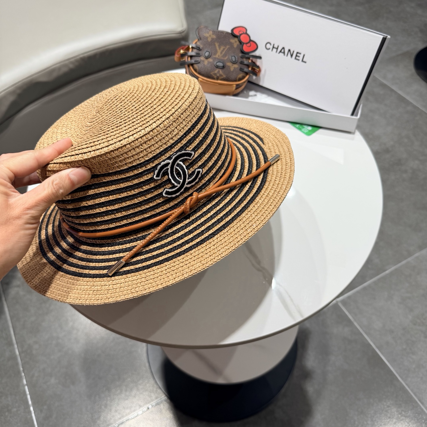 CHANEL香奈儿2026新款平顶草帽 夏天海边首选～新款材质编织而成～质感满分💯