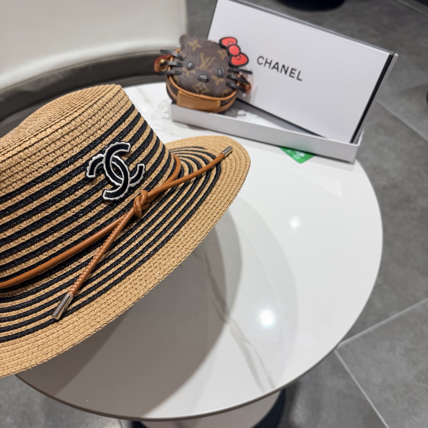 CHANEL香奈儿2026新款平顶草帽 夏天海边首选～新款材质编织而成～质感满分💯