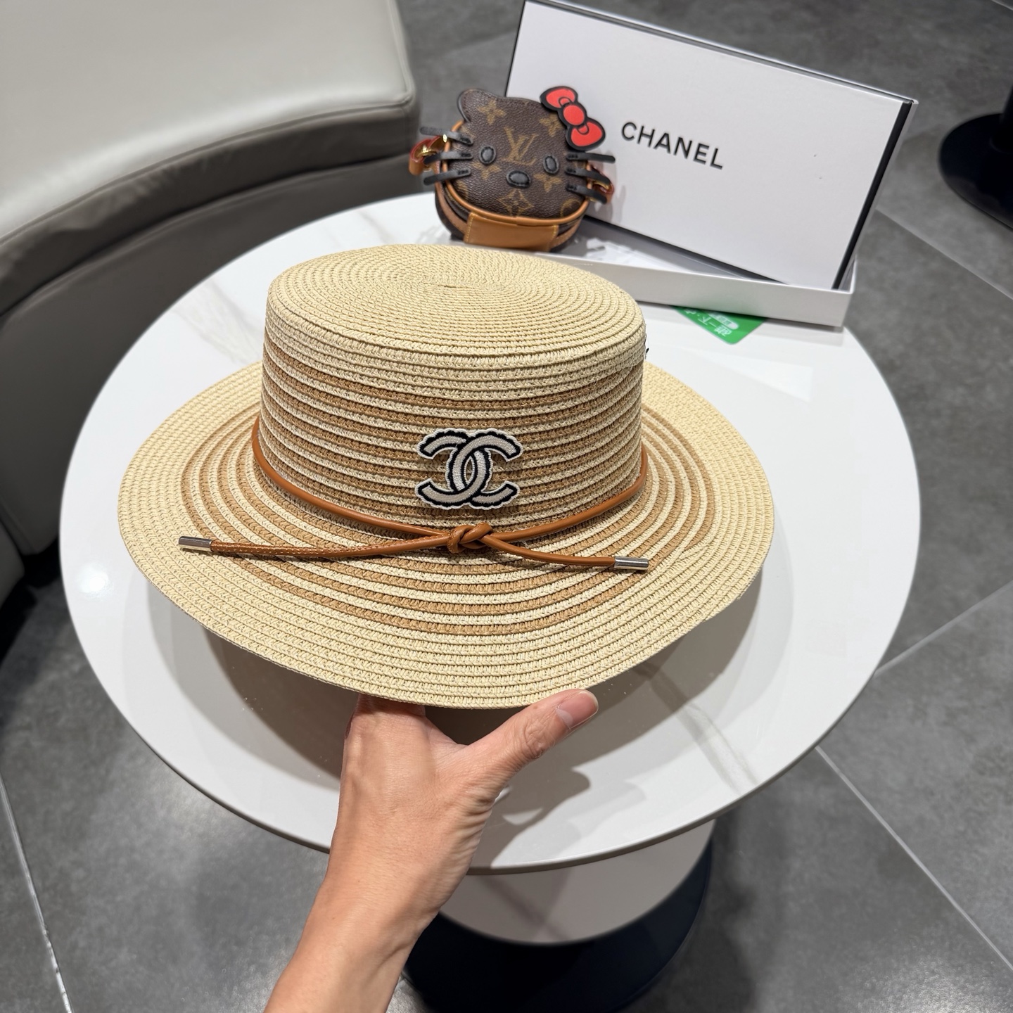 CHANEL香奈儿2026新款平顶草帽 夏天海边首选～新款材质编织而成～质感满分💯