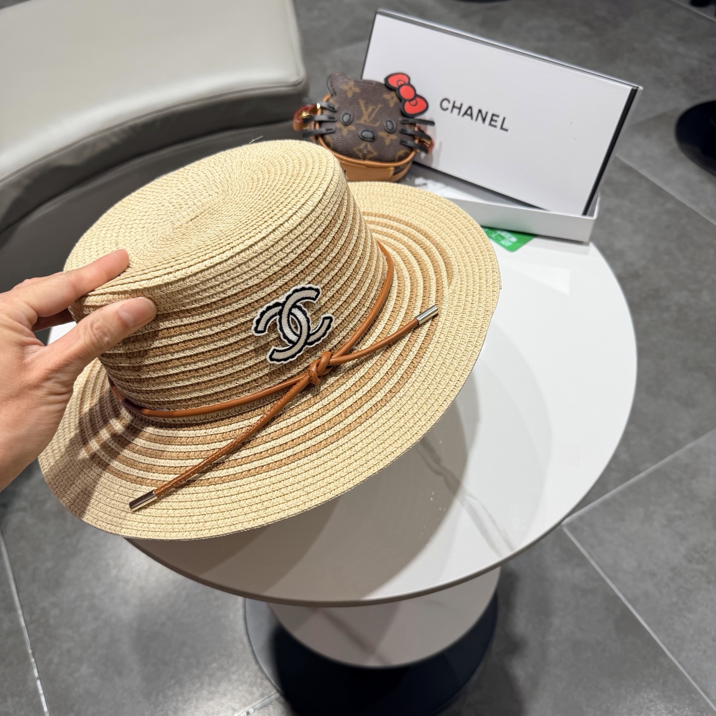 CHANEL香奈儿2026新款平顶草帽 夏天海边首选～新款材质编织而成～质感满分💯