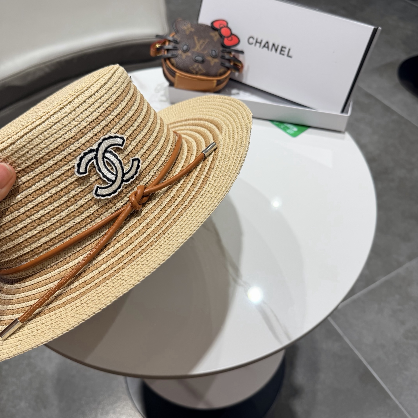 CHANEL香奈儿2026新款平顶草帽 夏天海边首选～新款材质编织而成～质感满分💯