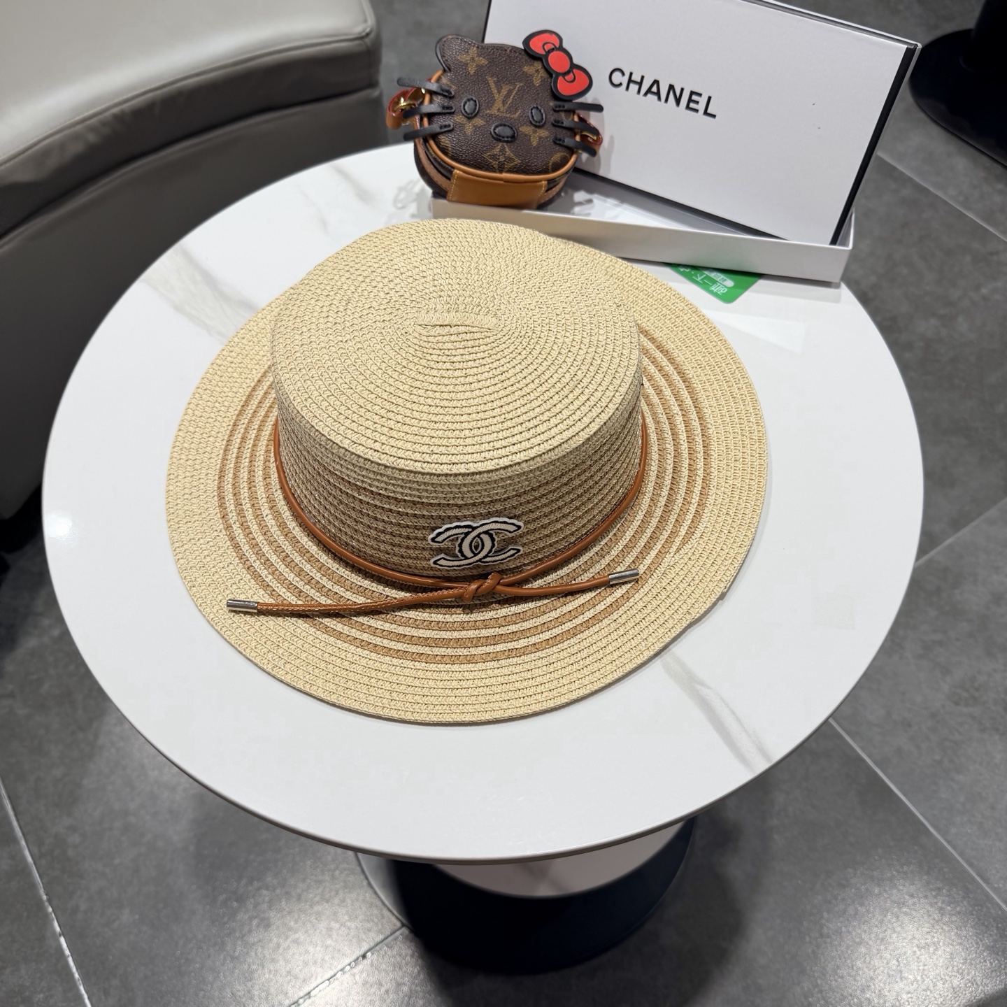 CHANEL香奈儿2026新款平顶草帽 夏天海边首选～新款材质编织而成～质感满分💯