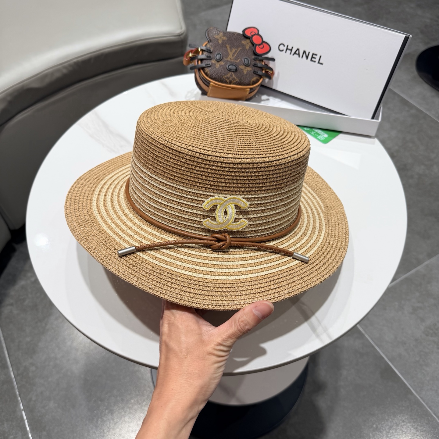 CHANEL香奈儿2026新款平顶草帽 夏天海边首选～新款材质编织而成～质感满分💯