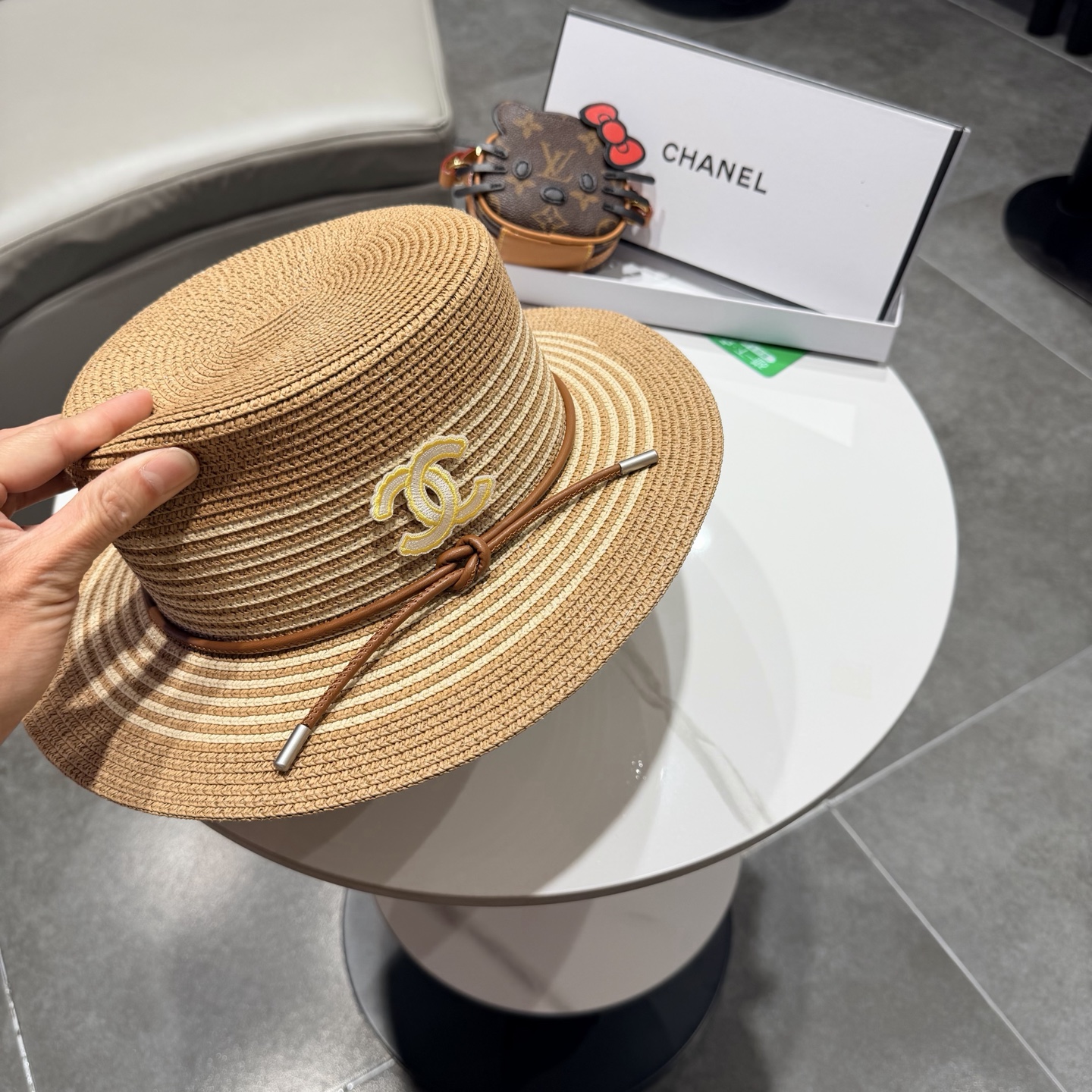 CHANEL香奈儿2026新款平顶草帽 夏天海边首选～新款材质编织而成～质感满分💯