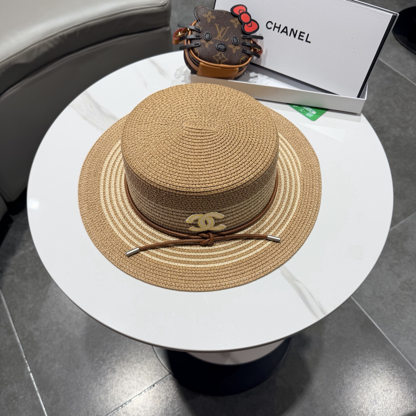 CHANEL香奈儿2026新款平顶草帽 夏天海边首选～新款材质编织而成～质感满分💯