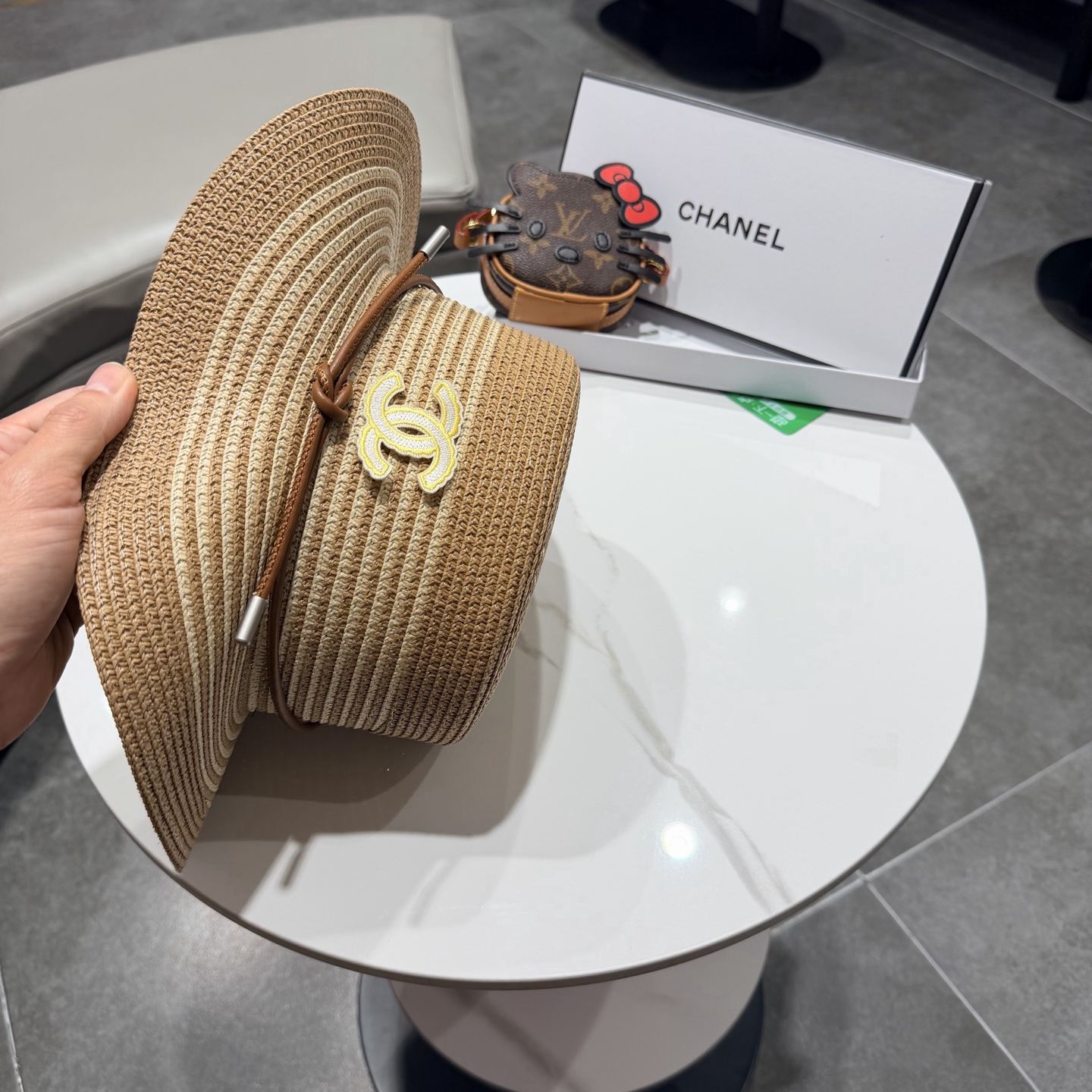 CHANEL香奈儿2026新款平顶草帽 夏天海边首选～新款材质编织而成～质感满分💯