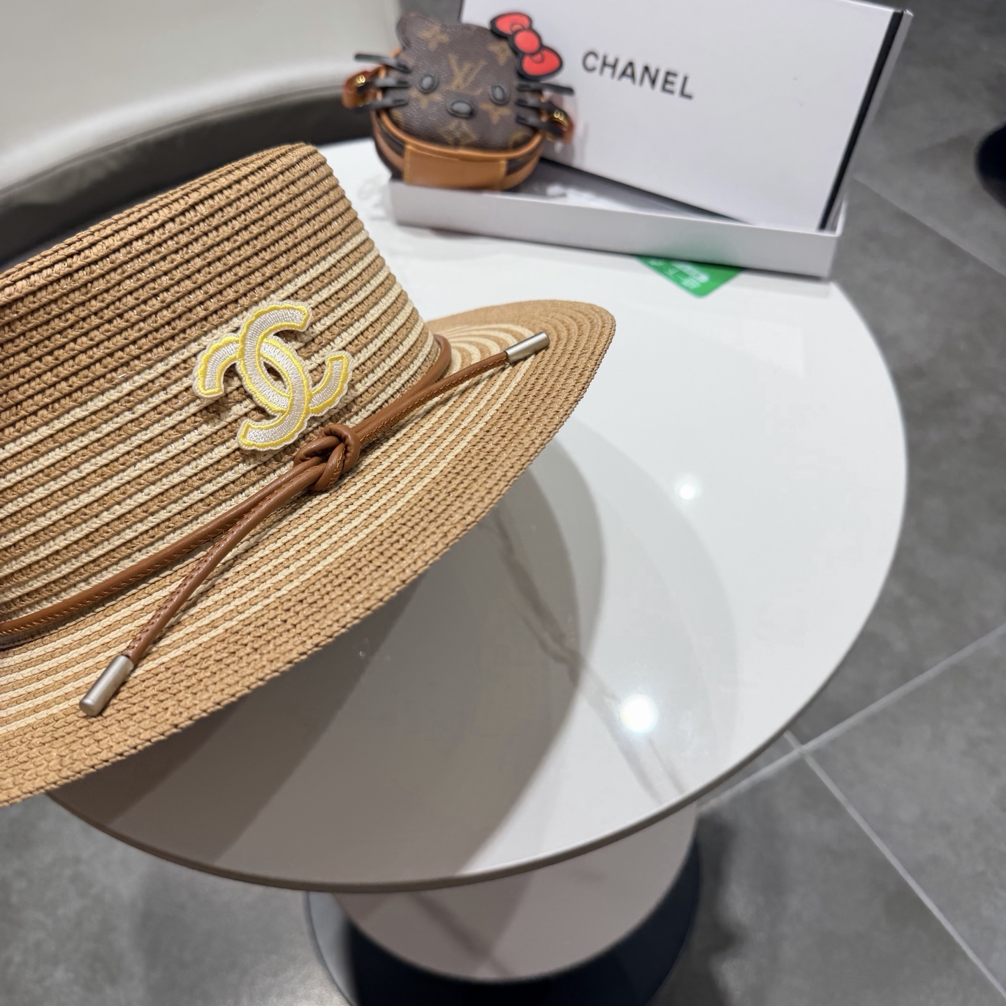 CHANEL香奈儿2026新款平顶草帽 夏天海边首选～新款材质编织而成～质感满分💯