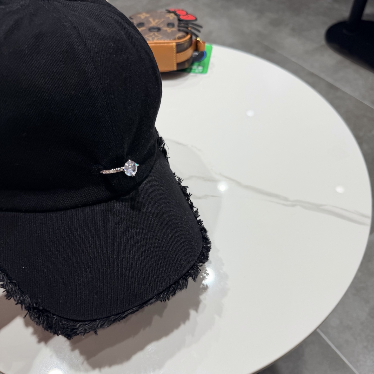 POET WONG牛仔毛边棒球帽，做旧水洗工艺，帽檐毛边设计，正面戒指logo，细节精致。均码设计，男女