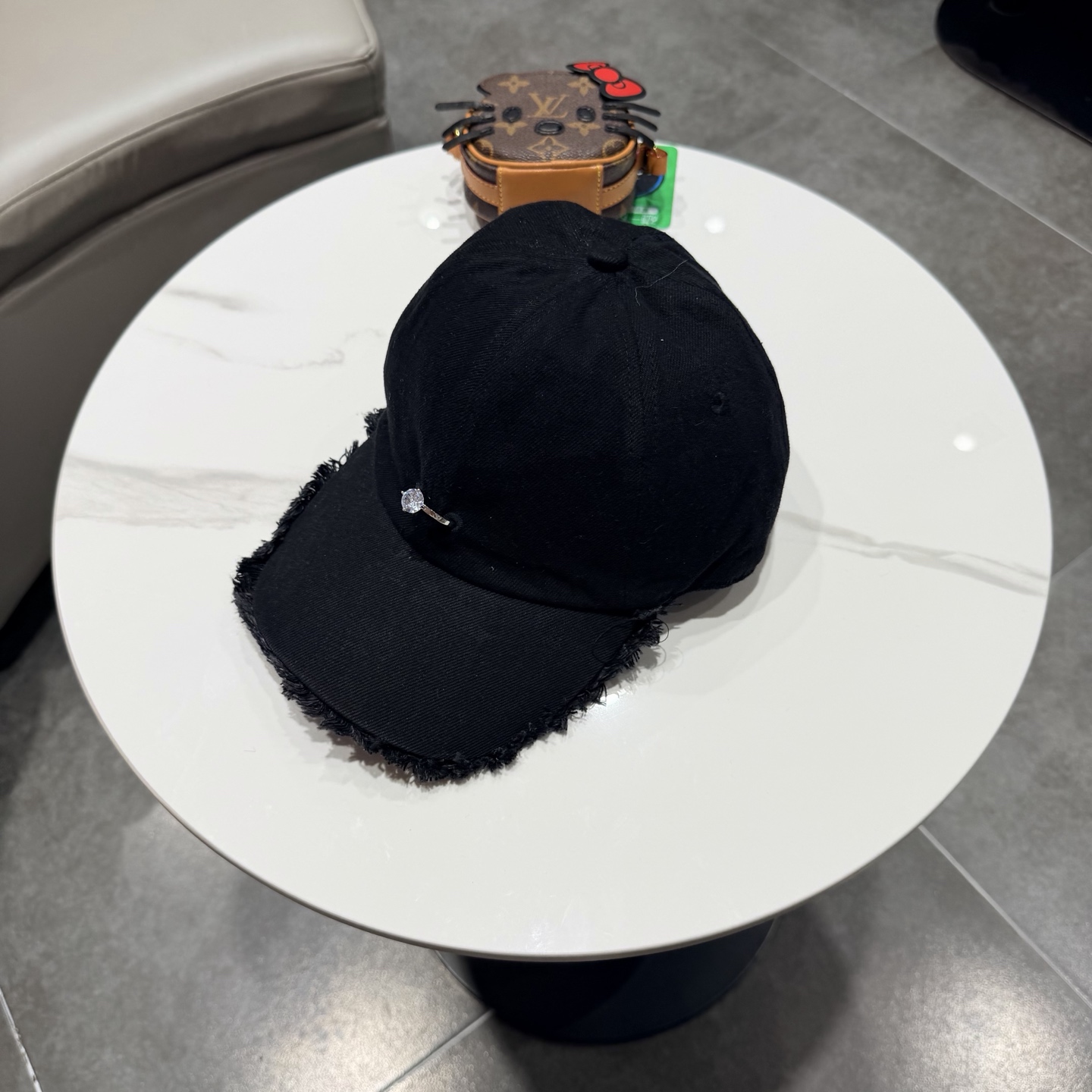 POET WONG牛仔毛边棒球帽，做旧水洗工艺，帽檐毛边设计，正面戒指logo，细节精致。均码设计，男女