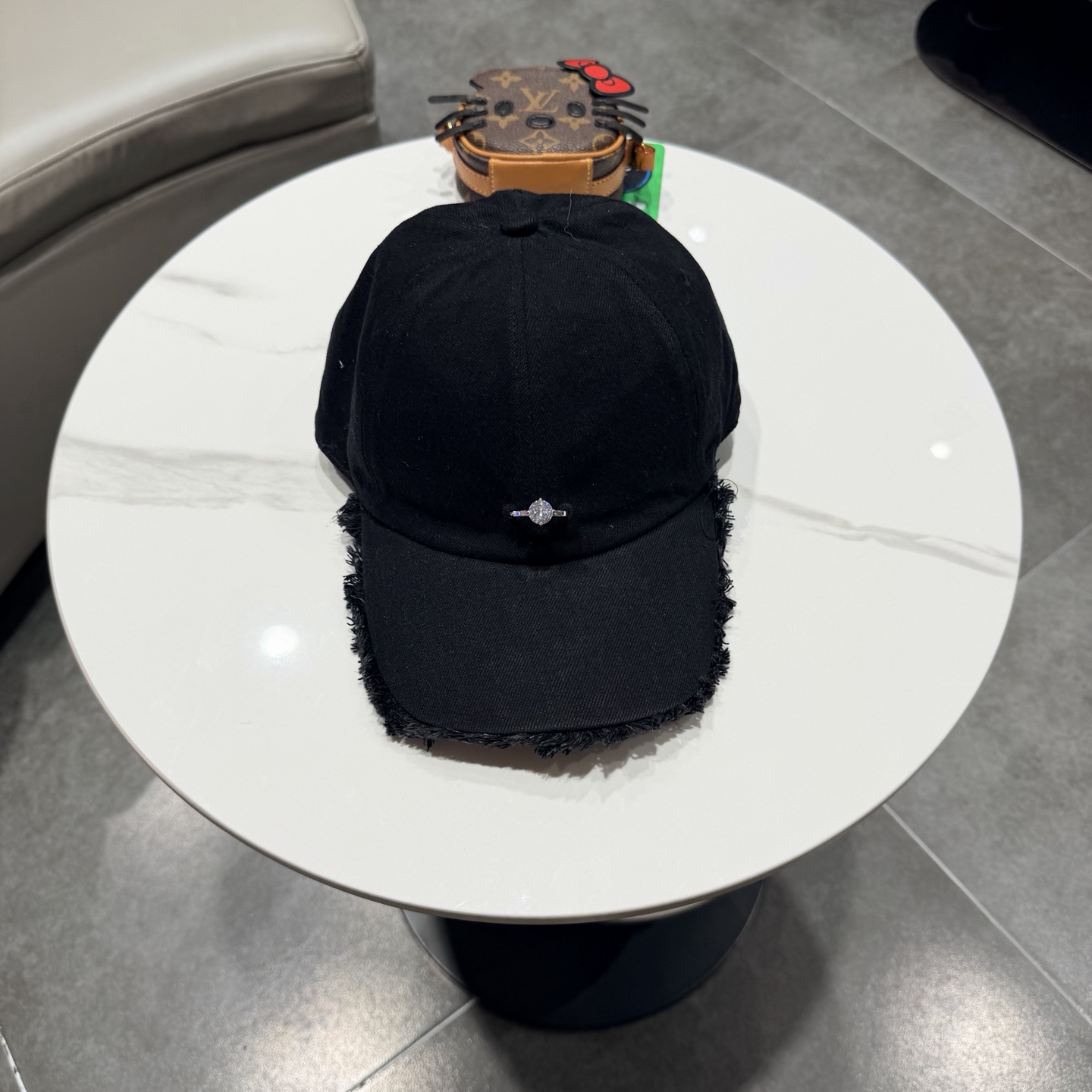 POET WONG牛仔毛边棒球帽，做旧水洗工艺，帽檐毛边设计，正面戒指logo，细节精致。均码设计，男女