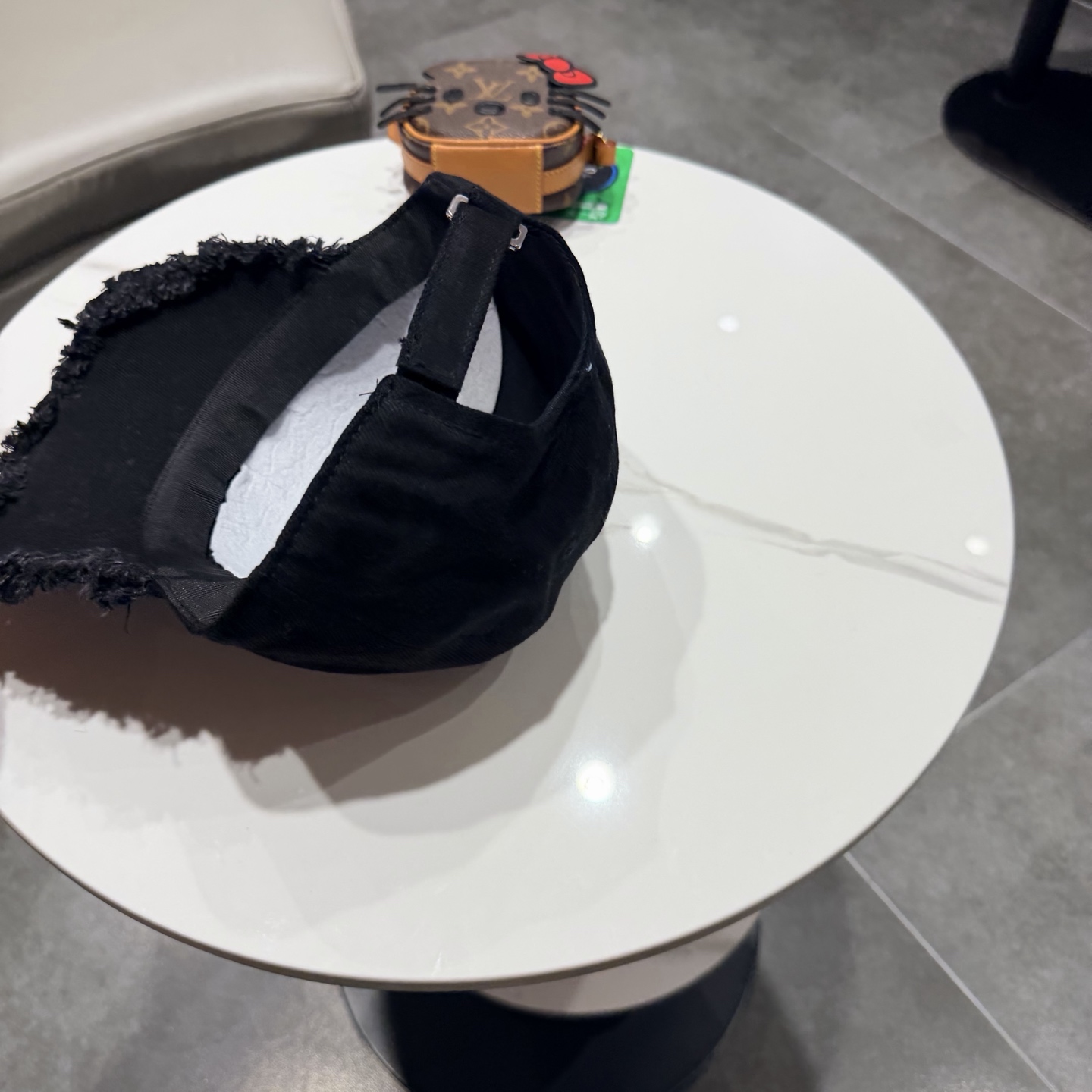 POET WONG牛仔毛边棒球帽，做旧水洗工艺，帽檐毛边设计，正面戒指logo，细节精致。均码设计，男女