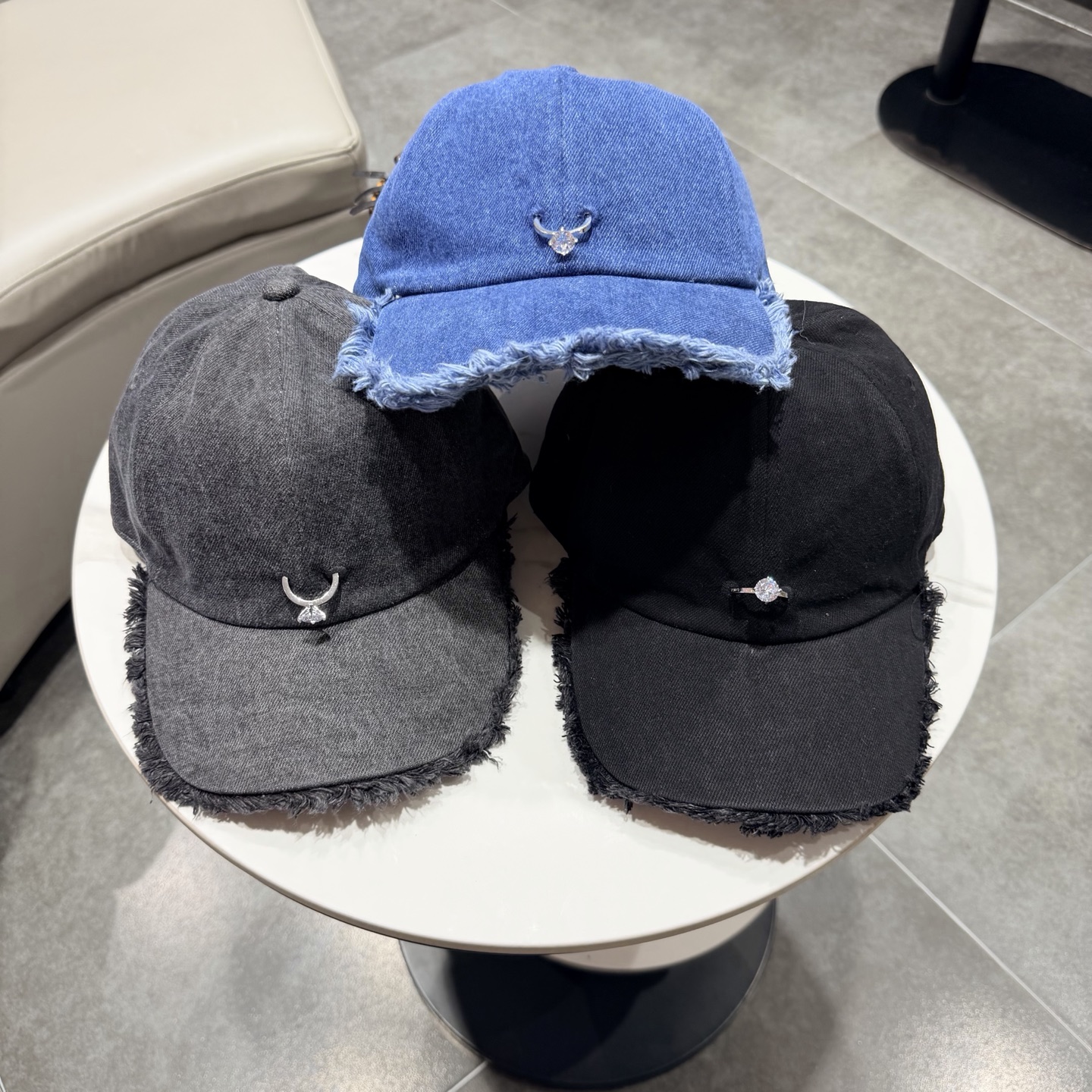 POET WONG牛仔毛边棒球帽，做旧水洗工艺，帽檐毛边设计，正面戒指logo，细节精致。均码设计，男女