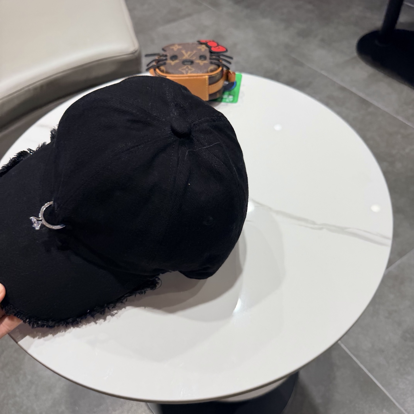 POET WONG牛仔毛边棒球帽，做旧水洗工艺，帽檐毛边设计，正面戒指logo，细节精致。均码设计，男女